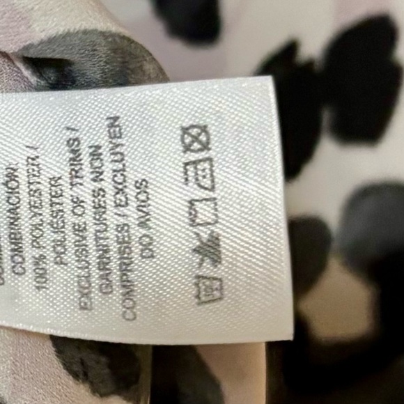 Dynamite| Blush Animal Print Top with Black Accents & 3/4 Zipper Sleeves Sz M - Picture 4 of 4